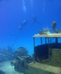 Divers ascend the stern line of the "Doc Polson" wreck, G... by Brian Mayes 